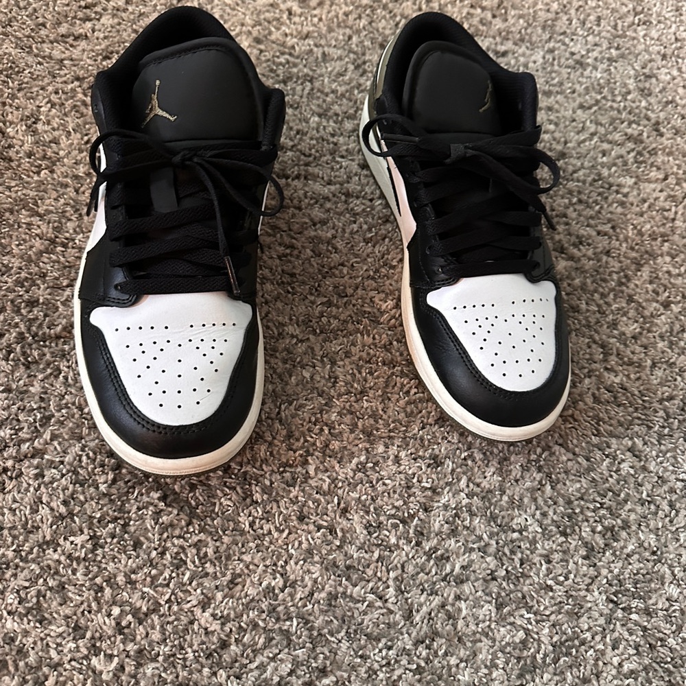 Jordan Boys Black and White Sneakers - Picture 5 of 8